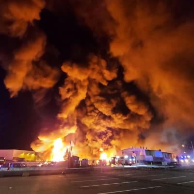 Suuri tulipalo ja paljon savua Riihimäellä teollisuushallin palaessa.