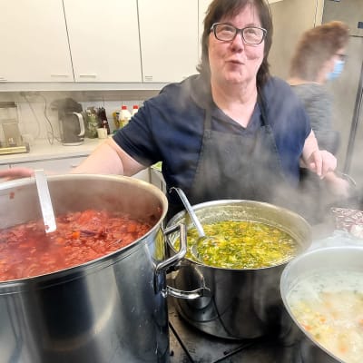 Taipalsaaren seurakunnan keittiössä Ulla Liukkonen valmistaa ruokaa Ukrainan pakolaisille