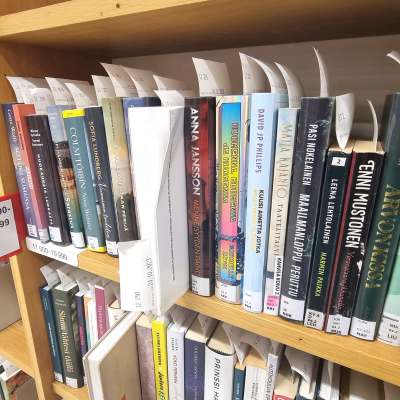 Varattuja kirjoja kirjaston hyllyssä
