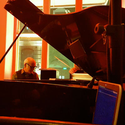 Ludovico Einaudi soittaa flyygeliä.