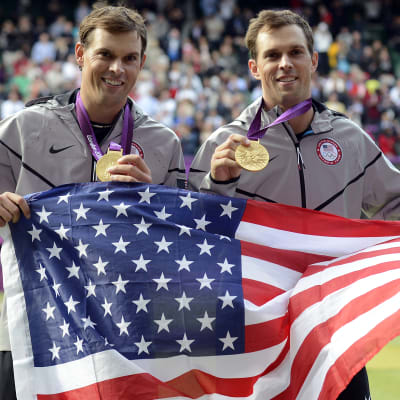 Mike (vas.) ja Bob Bryan ottivat kultaa Lontoon olympialaisten nelinpelissä 2012.