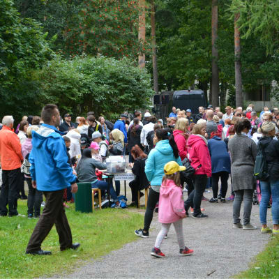 Folkmassa i park