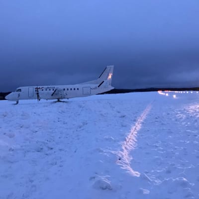 Raf Avian lentokone ajatuneena sivuun kiitoradalta Savonlinnan lentokentällä