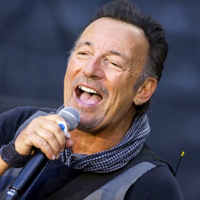 Bruce Springsteen sjunger i en mikrofon.