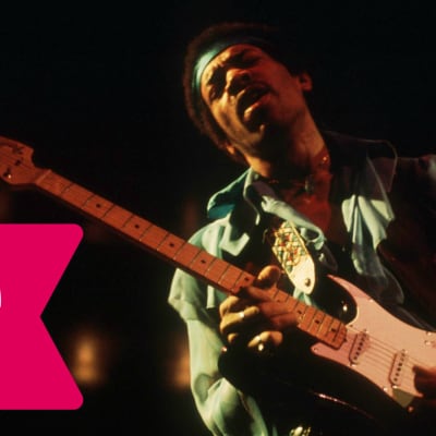 Jimi Hendrix blundar och spelar elgitarr.