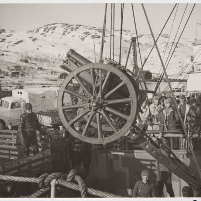 Tykkiä nostetaan laivasta Petsamon Liinahamarin satamassa maaliskuussa 1940.