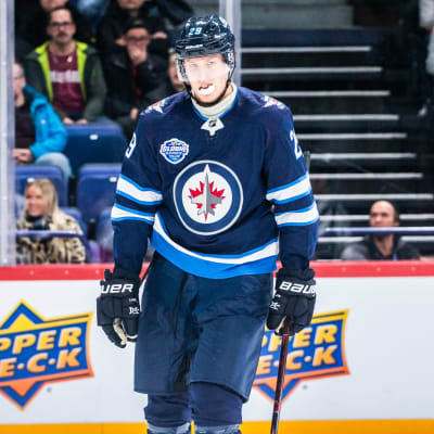 Patrik Laine på isen under ett spelavbrott.