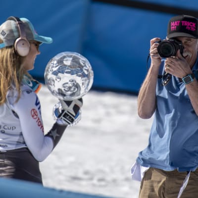 Jeff Shiffrin fotograferar Mikaela efter en tävling i mars 2019.