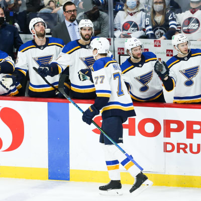 Niko Mikkola juhlii maalia NHL:ssä St. Louisin vaihtopenkin kanssa.