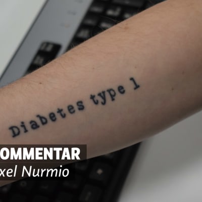 En arm med tatueringen Diabetes type 1 på och dessutom på bilden en liten porträttbild med texten kommentar Axel Nurmio bredvid.