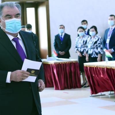 Tadzjikistans enväldige president Emomalii Rahmon omvaldes för femte gången med över 90 procent av rösterna.