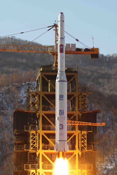 Nordkorea skjöt upp en satellit med en långdistansraket i december år 2012. USA med sina allierade anklagade då Nordkorea för att ha brutit mot FN:s förbud mot ballistiska missiler