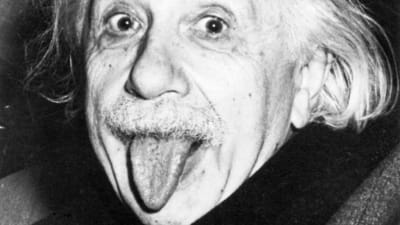 Albert Einstein näyttää valokuvaajalle kieltä. 