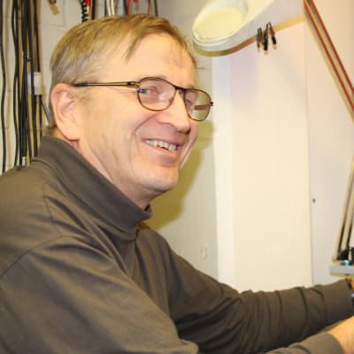 Radioamatööri Heikki Launis Saimaan Viitoset kerhotiloissa