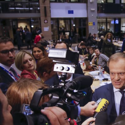 Eurooppa-neuvoston puheenjohtaja Donald Tusk puhui lehdistölle pitkien neuvotteluiden jälkeen varhain torstaiaamuna.