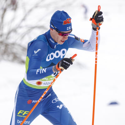 Niko Anttola miesten 15 kilometrin kisassa.