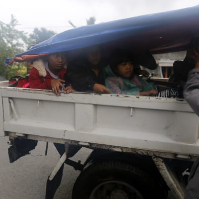 Tiotusentals människor evakuerade undan tyfonen från låglänta områden i de norra delarna av storön Luzon
