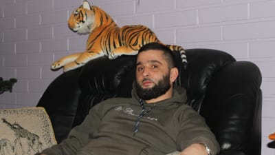 Seval Bitic sitter med tiger i soffan