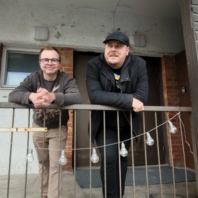 Aapeli Autio ja Mikko Jokipii nojailevat terassin kaiteeseen. Miehet tekevät eteläpohjalaista Mietaa-elokuvaa.