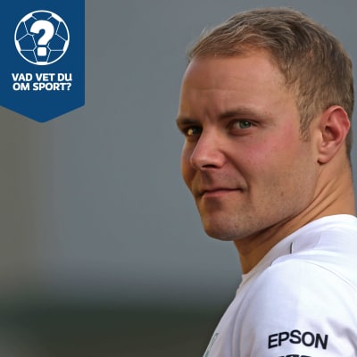 Valtteri Bottas ser in i kameran.