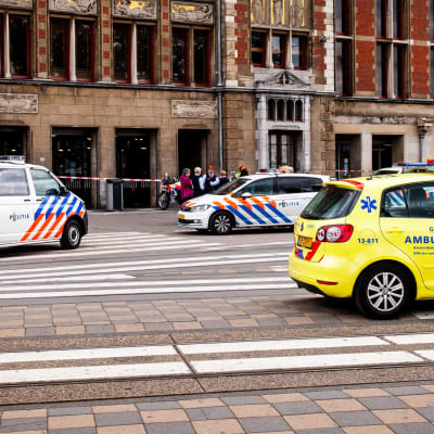 Polis och ambulans utanför järnvägsstationen i Amsterdam efter ett knivdåd den 31 augusti 2018.