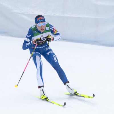 Kerttu Niskanen åker skidor.