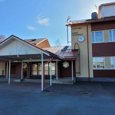 Ylistaron lukion ja yläkoulun autio piha ja pääovet aurinkoisessa toukokuun illassa.