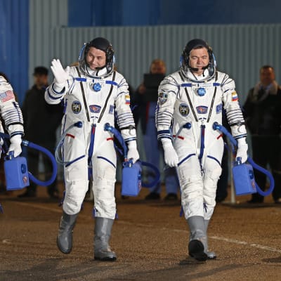 Jeffrey Williams, Aleksei Ovtshin ja Oleg Skripochka viettävät ISS-avaruusasemalla puoli vuotta.