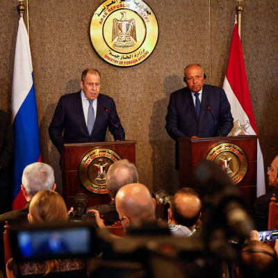 Egyptens utrikesminister Sameh Shokry  och Rysslands utrikesminister Sergej Lavrov håller en presskonferens.