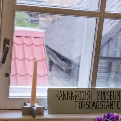 Torsdagstanterna är en grupp fingerfärdiga äldre estlandssvenska damer som har ett eget rum på Aibolands museet i Hapsal. Där handarbetar de och dricker kaffe tillsammans med museipersonalen och andra kaffesugna en gång i veckan. Muséet har skaffat en gam