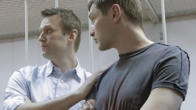 Bröderna Aleksej (t.v.) och Oleg (t.h.) Navalnyj får sina domar i Moskva.