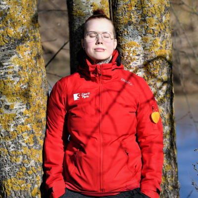 Emmeth Törrönen njuter av vårsolen utomhus.