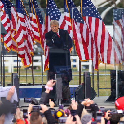 Donald Trump står uppe på en scen och talar till sina anhängare före stormningen av Kapitolium.