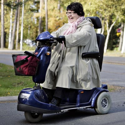 kvinna kör inva-moped