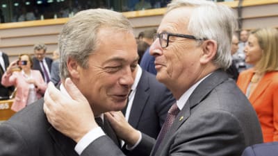 EU-kommissionens ordförande Jean-Claude Juncker och Ukipledaren Nigel Farage omfamnar varandra i samband med en extrasession om brexit i EU-parlamentet.