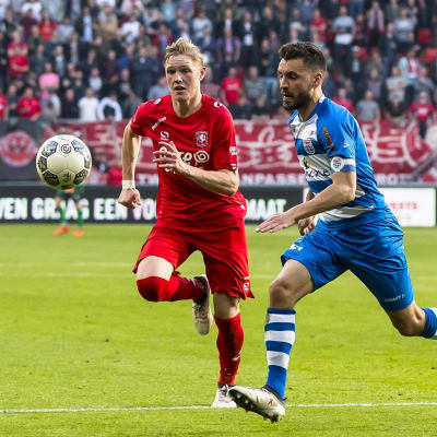 Fredrik Jensen springer efter bollen.