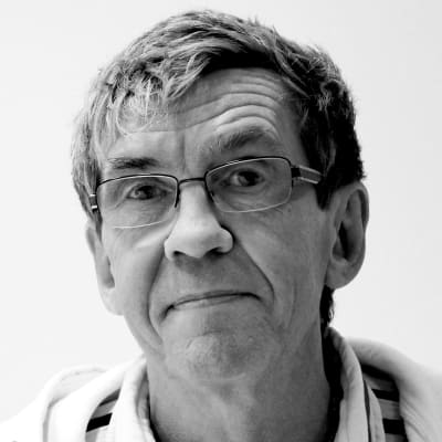 Yle-redaktören Hans Johansson. Svartvit bild.
