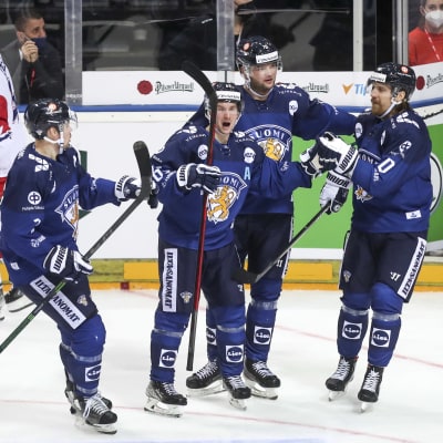 Finländska ishockeyspelare jublar.