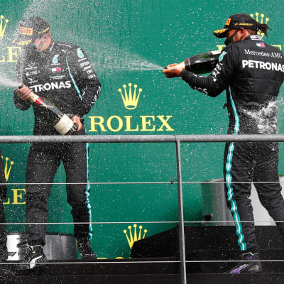 Bottas och Hamilton firar med champagne. 