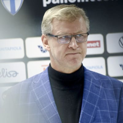 Markku Kanerva på presskonferens.