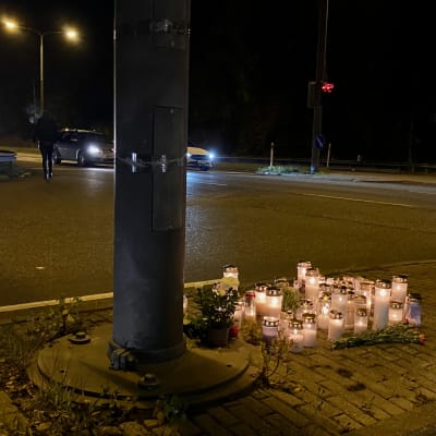 Gravljus och blommor vid  Västra Mannerheimleden i Borgå där en person omkom och flera skadades i en trafikolycka vid midnatt natten mot lördagen den 1 oktober 2022.