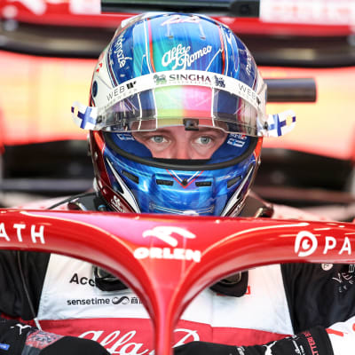 Valtteri Bottas sätter sig i formel 1-bil.