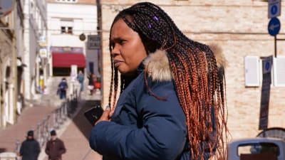 Fatoumata Barry på en gata i italienska Macerata