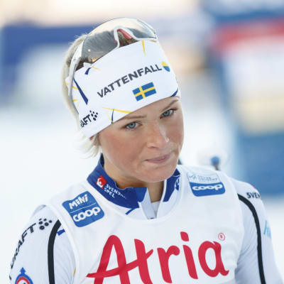 Frida Karlsson blickar frustrerat nedåt.
