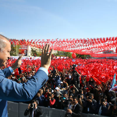 President  Recep Tayyip Erdogan vinkar till sina anhängare