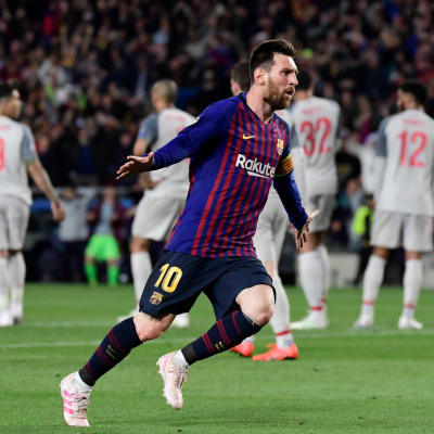 Lionel Messi springer och firar ett mål