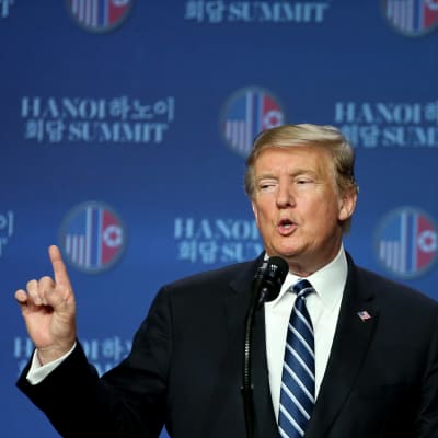 Donald Trump under en presskonferens i Hanoi efter att toppmötet med Kim Jong-un kollapsat.