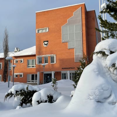 Kittilän kunnantalo seisoo lumen keskellä aurinkoisena talvipäivänä.