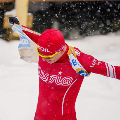 Alexander Bolsjunov river sönder sin tävlingsväst.