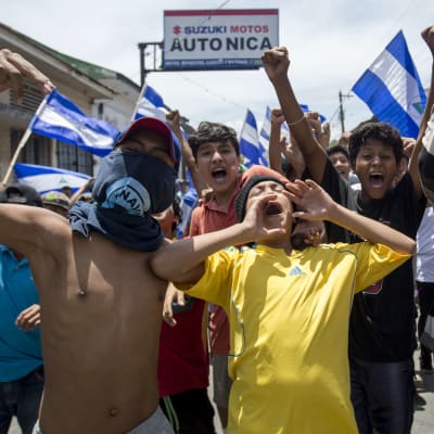 Nuoria mielenosoittajia Masayan kaupungissa Nicaraguassa 13. toukokuuta.